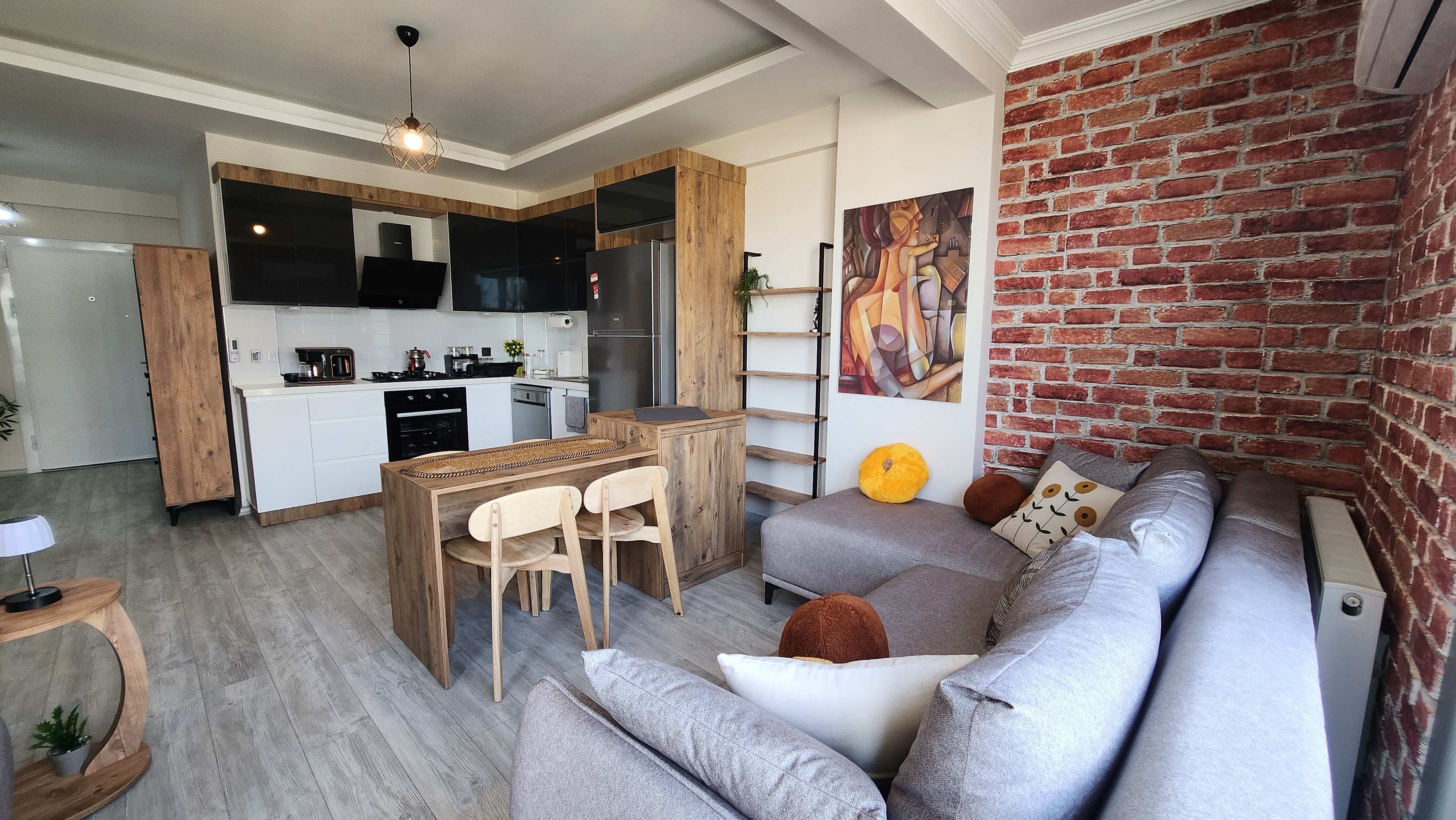 Ayvalık'ta 1+1 Havuza Cephe Satılık Yazlık