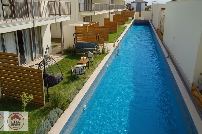 Ayvalık Altınova'da Havuzlu, Sosyal İmkanlı Satılık Yazlık