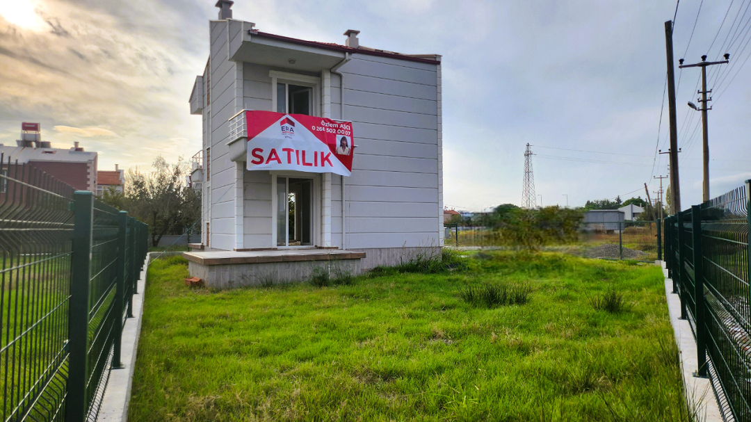 Altınova'da Geniş Bahçeli Müstakil 2+1 Satılık Villa