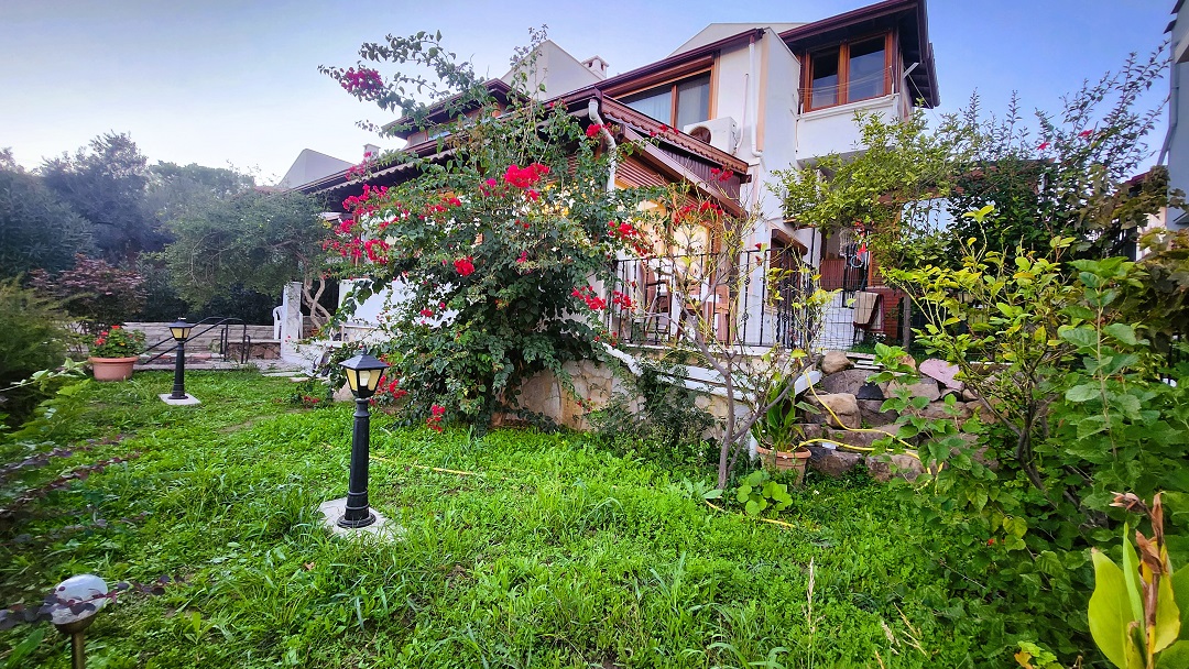 Cunda Adasında Deniz Manzaralı 5+1 Satılık Villa