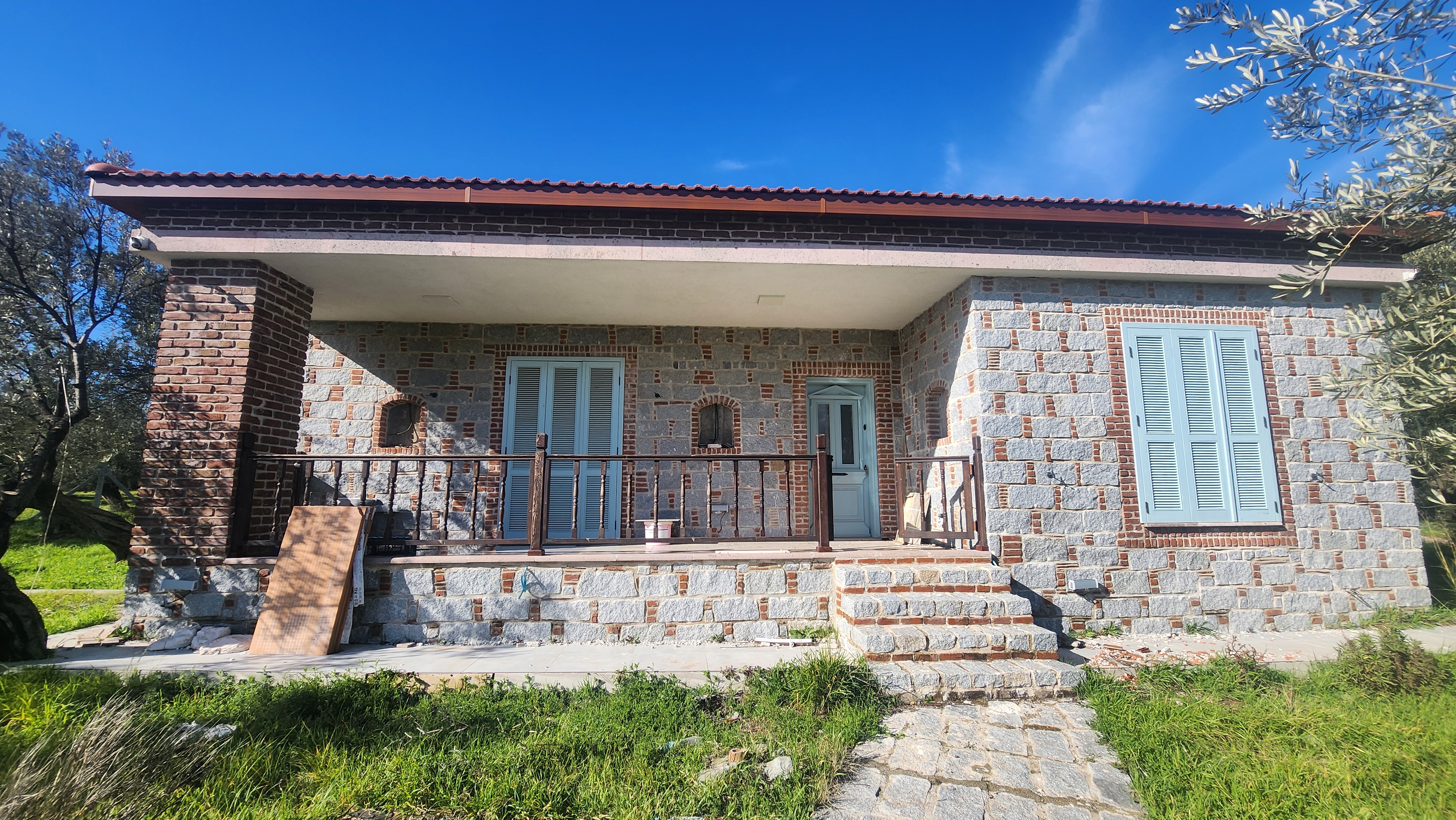 AYVALIK’TA 3 DÖNÜM ARSA İÇİNDE, DENİZE YAKIN SATILIK TAŞ EV