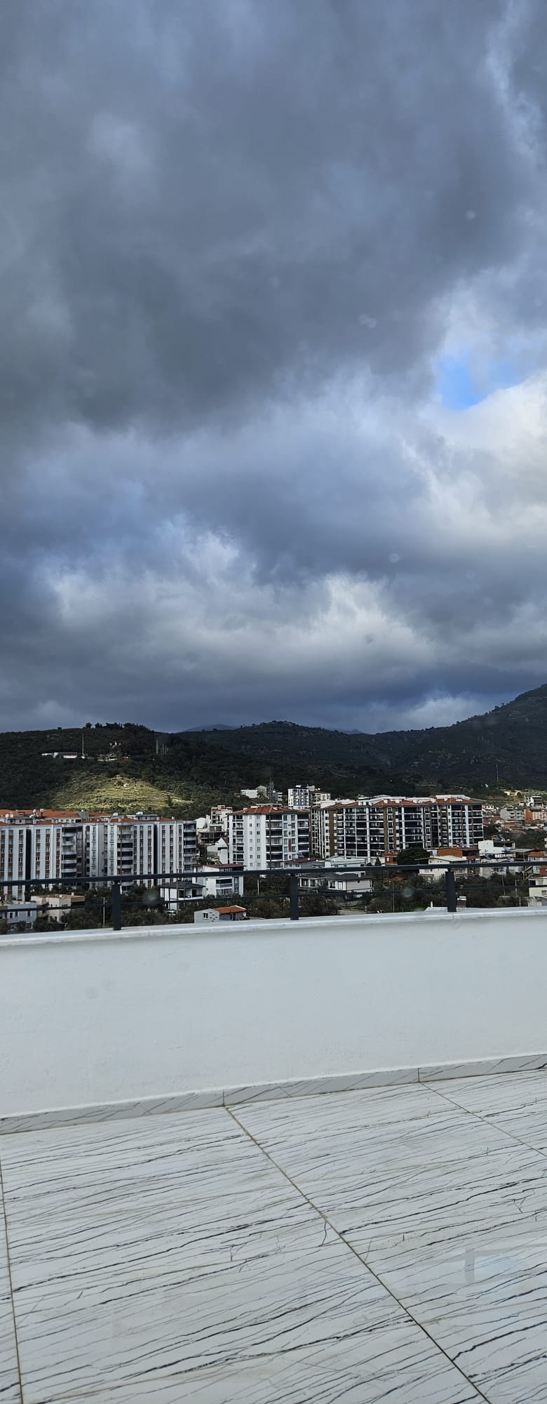 Edremit Kadıköy’de Ana Cadde Üzeri, Eşyalı Lüks Çatı Dubleksi