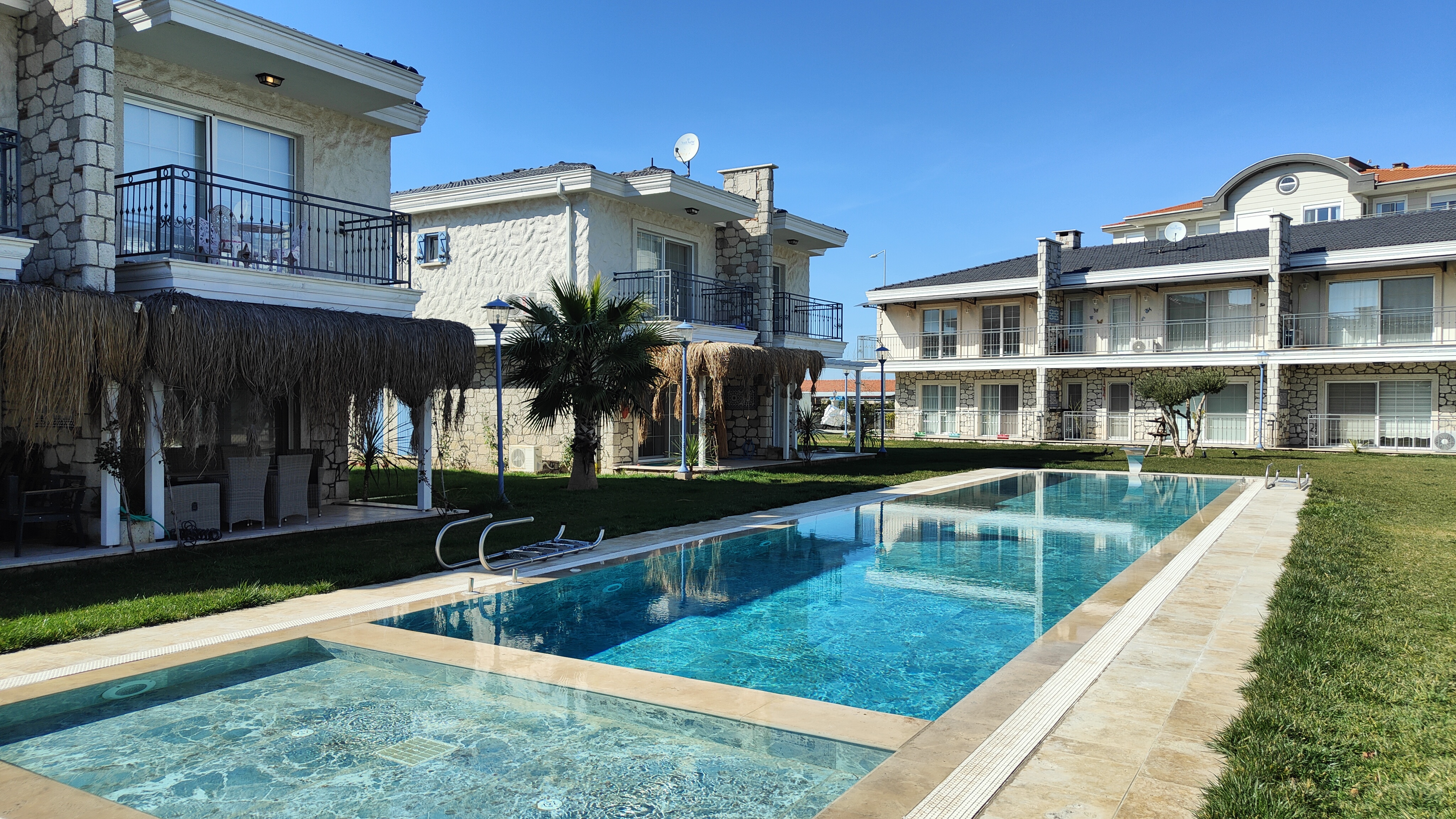 ALTINOVA SİBER LİFE SİTESİNDE SATILIK 3+1 VİLLA