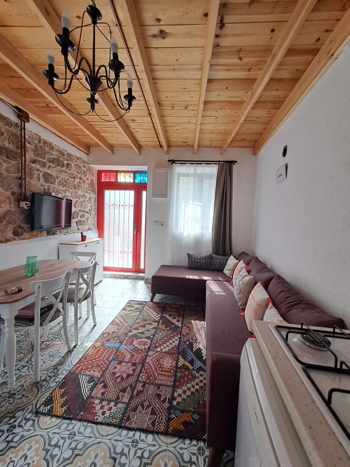 Ayvalık Fethiye Mahallesi’nde Kiralık 3+1 Bahçeli Masrafsız Rum Taş Ev