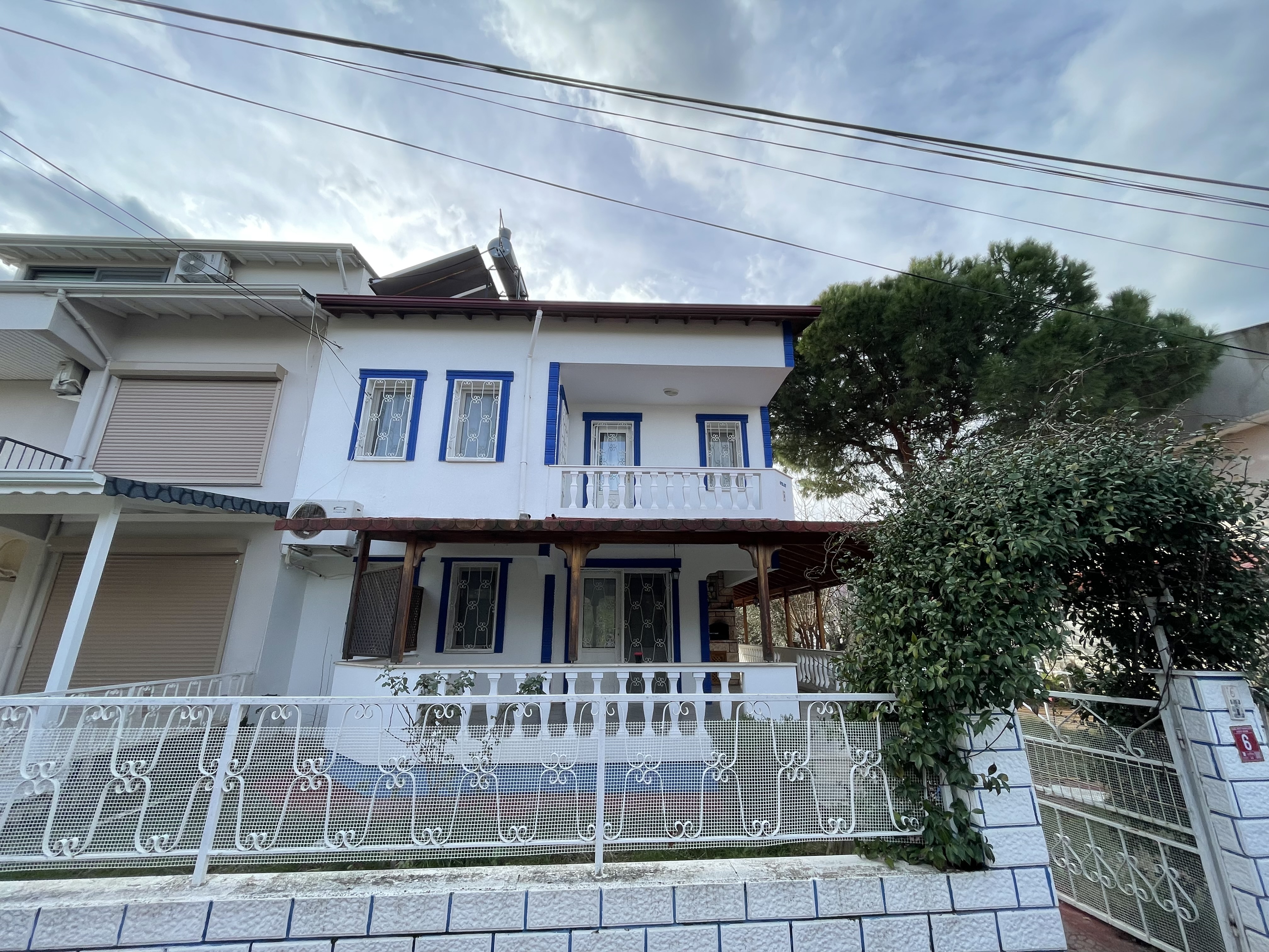 AYVALIK SAHİLKENT MAHALLESİNDE YILLIK KİRALIK 3+1 VİLLA